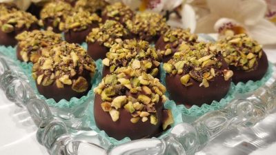Ořechové kuličky v čokoládě s pistáciemi
