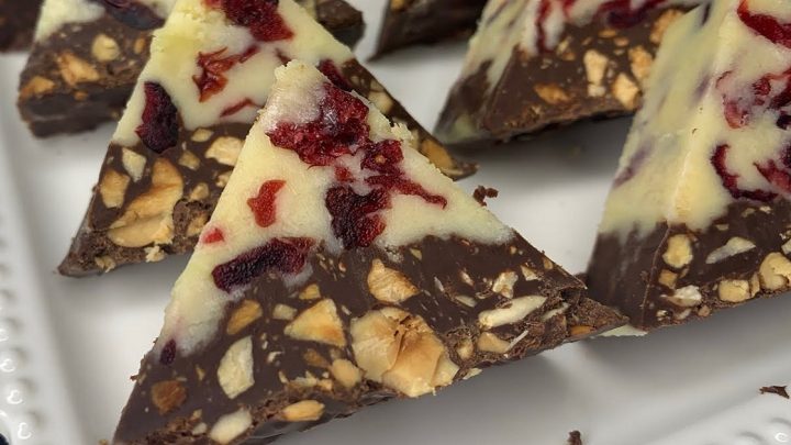 Čokoládové trojúhelníčky s brusinkami Čokoládové trojúhelníčky s brusinkami