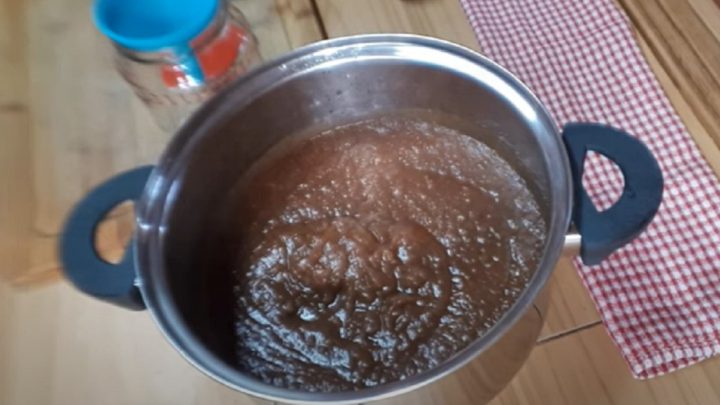 Domácí jablečná povidla se skořicí