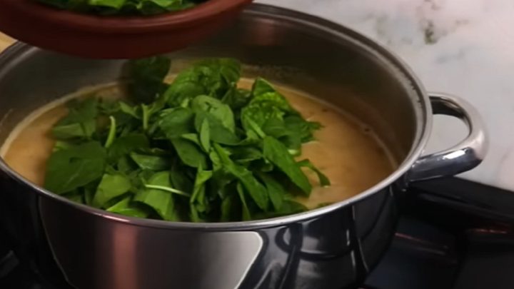 Hustá polévka z bílých fazolí se špenátem