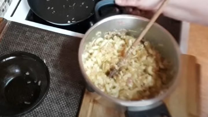 Zapékané těstoviny se zelím a slaninou