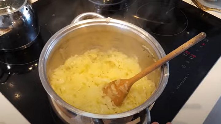 Vepřová pečeně se zelím a cibulkou