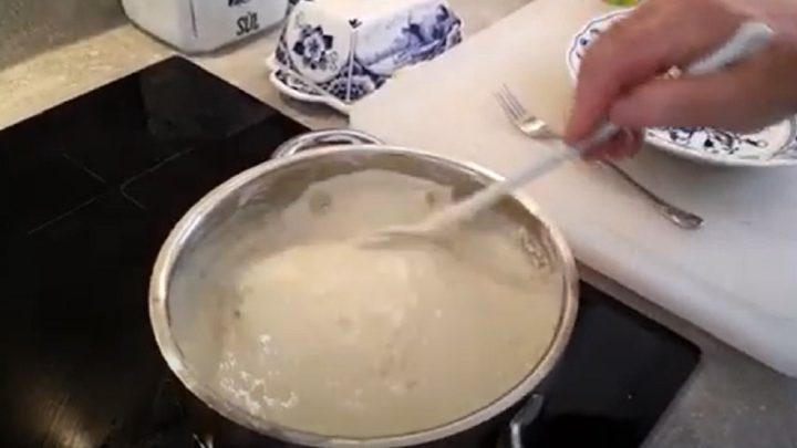 Jednoduchá sýrová omáčka se smetanou