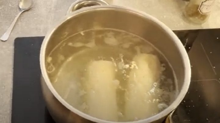 Domácí houskový knedlík s vejcem