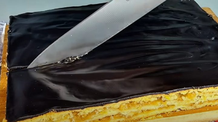 Jablečné řezy s čokoládovou polevou a ořechy