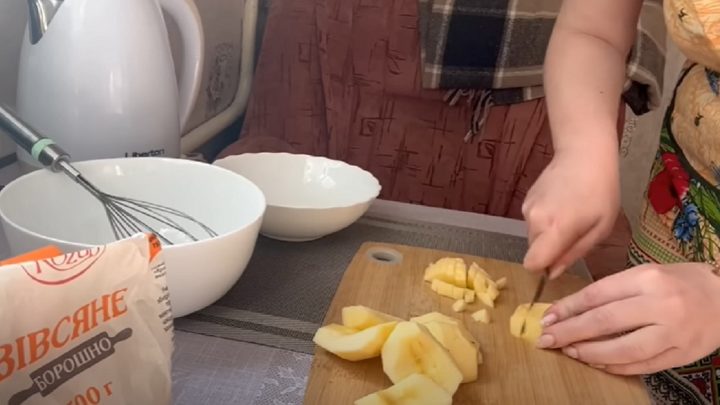 Jablečný koláč bez cukru s brusinkami