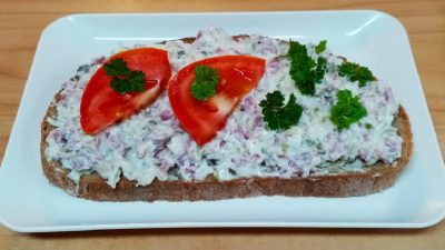 Pomazánka z tvrdého salámu s hořčicí