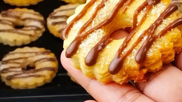 Křehké máslové kytičky s kokosem Křehké máslové kytičky s kokosem