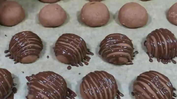 Kuličky s kokosovou náplní a čokoládou