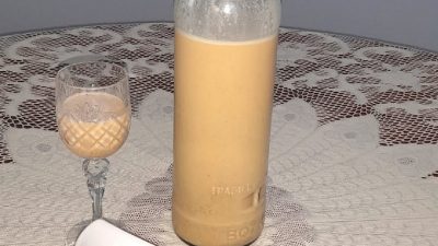 Domácí vaječný likér s vanilkou