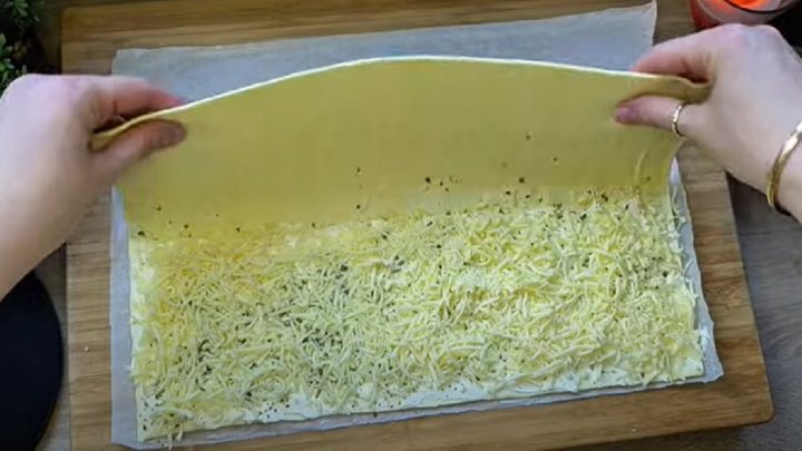 Sýrové tyčinky z listového těsta s bylinkami