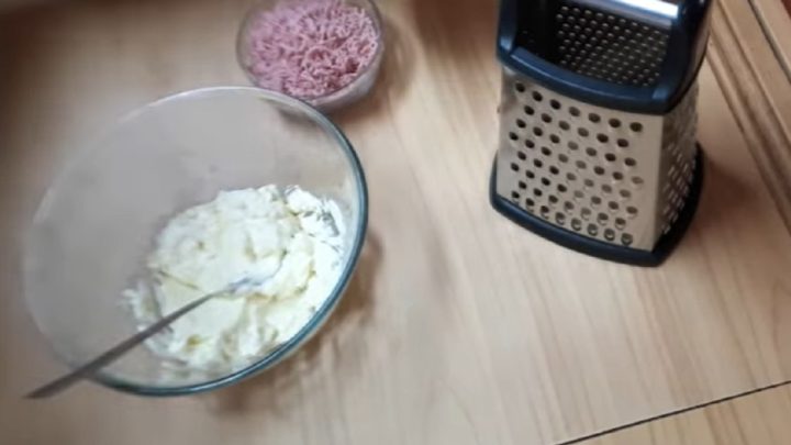 Hermelínová pomazánka se salámem