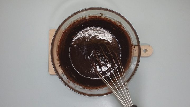 Krémová kolečka v čokoládě s ořechy