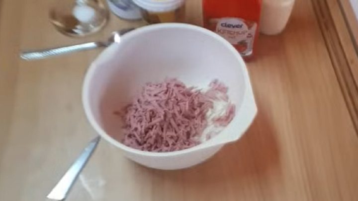 Sloní žrádlo na chlebíčky se salámem