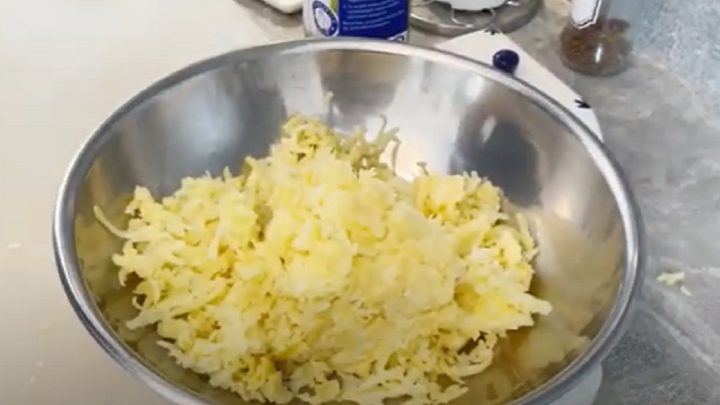 Domácí bramborové knedlíky s vejcem