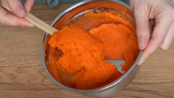 Nadýchaná mrkvová bábovka s vanilkou