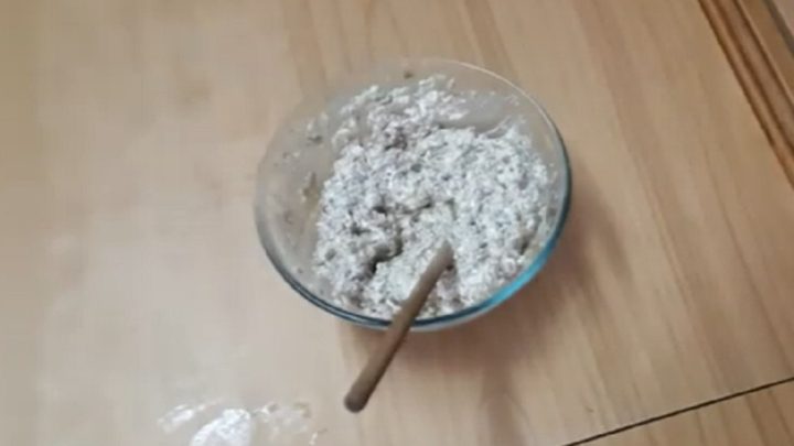 Pomazánka z tvrdého salámu s hořčicí