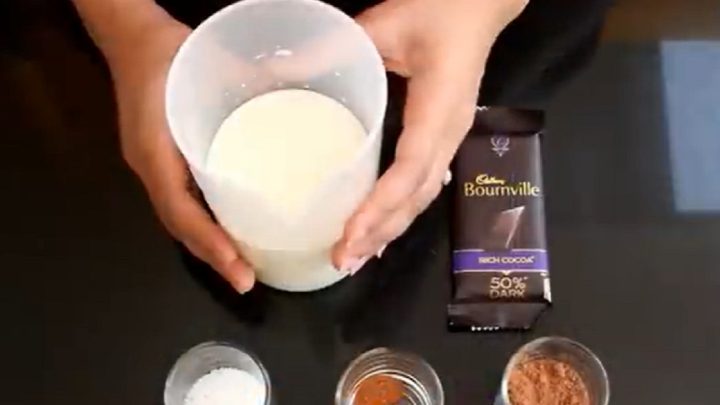 Horká čokoláda s mletou skořicí