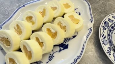 Sýrová roláda se šunkou a broskvemi