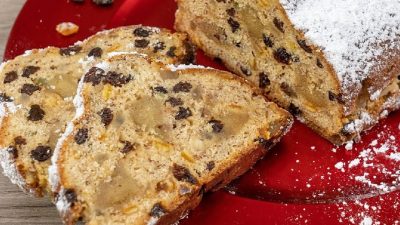 Vánoční štola s marcipánem a rozinkami