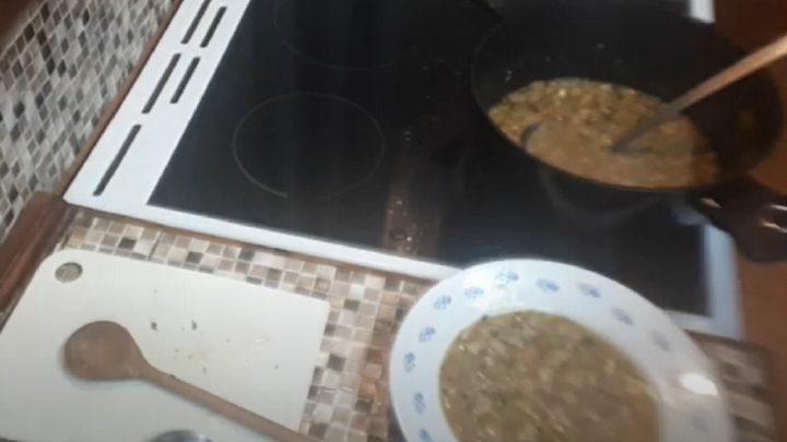 Levná chlebová polévka s petrželkou