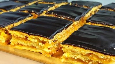 Jablečné řezy s čokoládovou polevou a ořechy