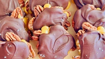 Nepečené ořechové placky s karamelem