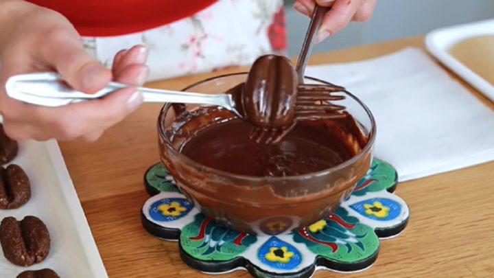 Kávová zrna v čokoládě s ořechy