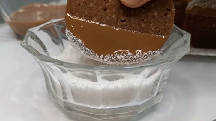 Nepečená polomáčená kolečka s kokosem