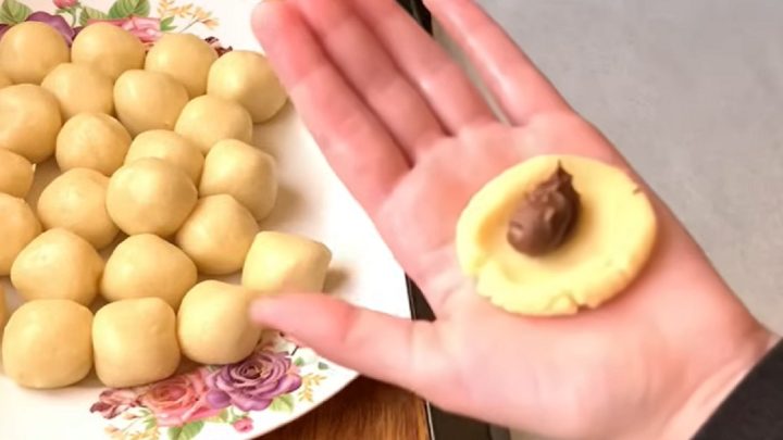 Kokosové oválky s Nutellou a džemem