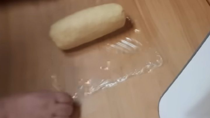 Jablečný štrúdl s rozinkami a skořicí