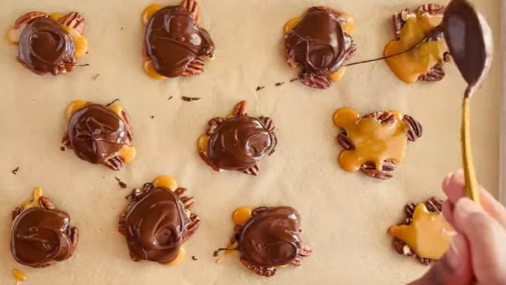 Nepečené ořechové placky s karamelem