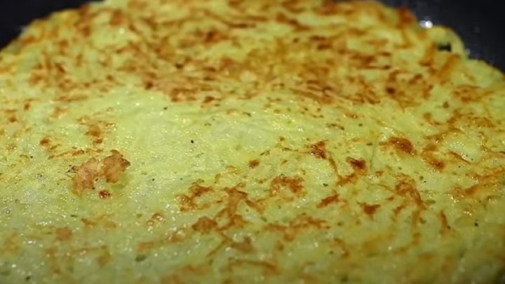 Bramborák s houbovou náplní a petrželkou