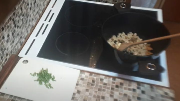 Levná chlebová polévka s petrželkou