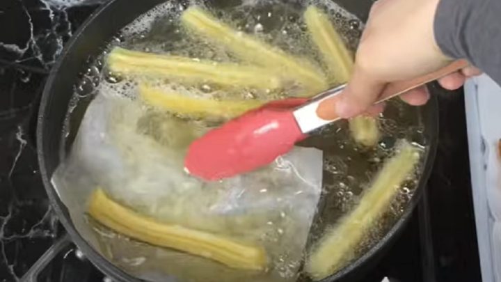 Jednoduché churros s čokoládovým dipem