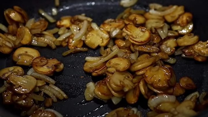 Bramborák s houbovou náplní a petrželkou