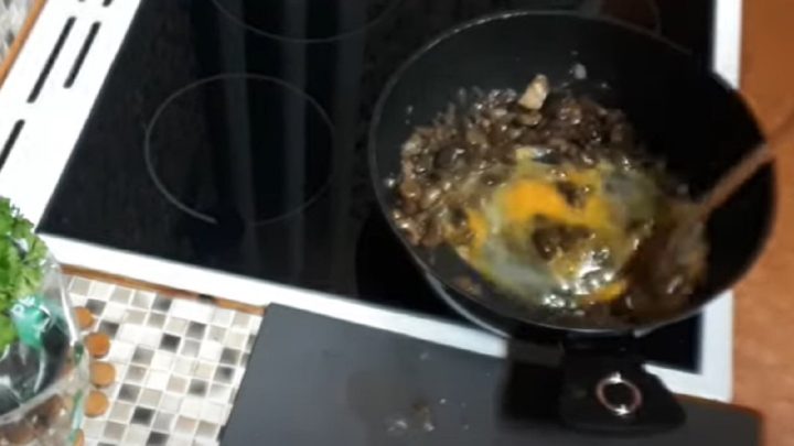 Rychlá houbová smaženice s cibulí