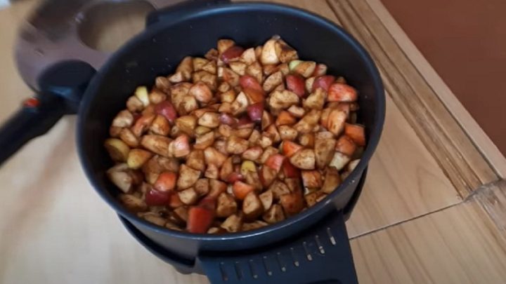 Domácí jablečná povidla se skořicí