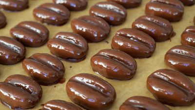 Kávová zrna v čokoládě s ořechy