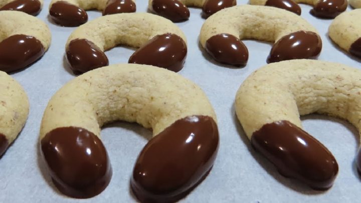 Polomáčené rohlíčky s ořechy a čokoládou Polomáčené rohlíčky s ořechy a čokoládou