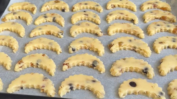 Ořechové rohlíčky s rozinkami a čokoládou