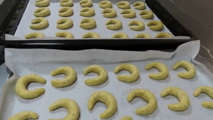 Polomáčené rohlíčky s ořechy a čokoládou