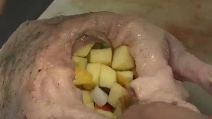 Svatomartinská husa s jablečnou nádivkou