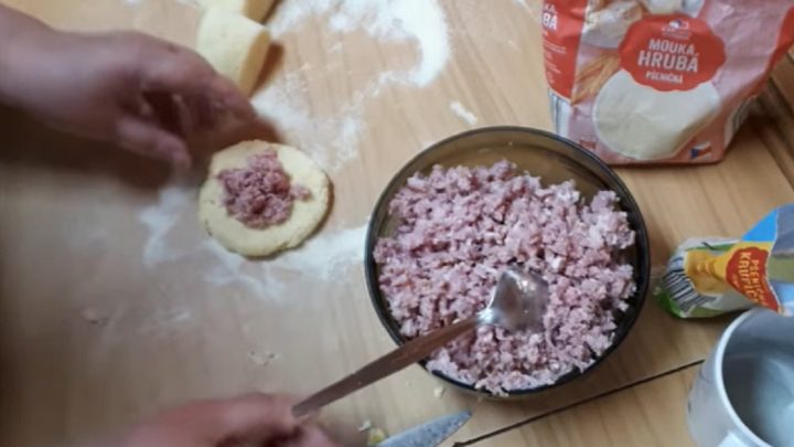 Bramborové knedlíky plněné uzeným masem