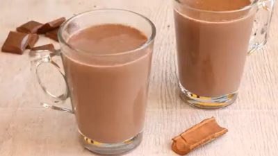 Horká čokoláda s mletou skořicí