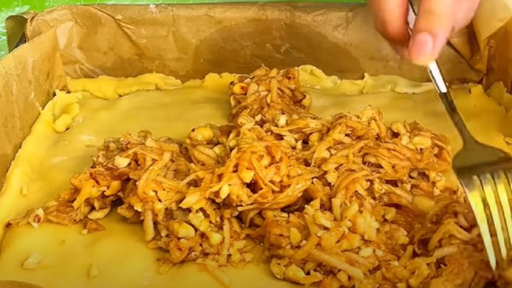 Jablečné řezy s čokoládovou polevou a ořechy