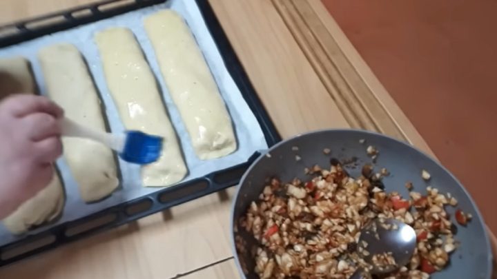 Jablečný štrúdl s rozinkami a skořicí