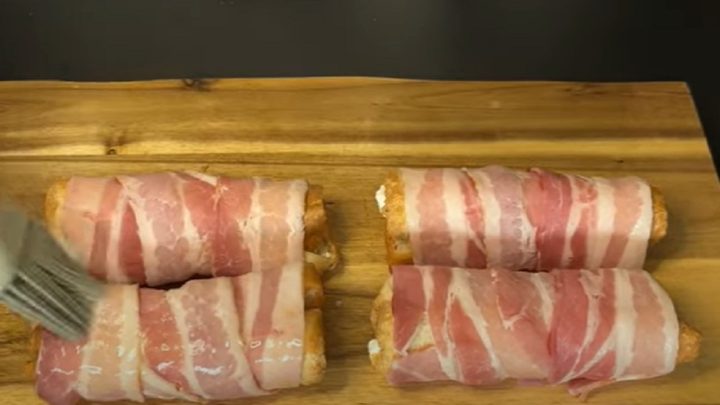 Toustové rolky se sýrem a slaninou