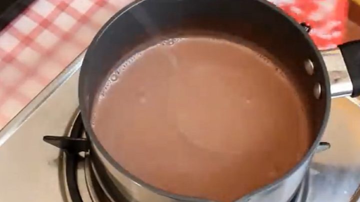 Horká čokoláda s mletou skořicí