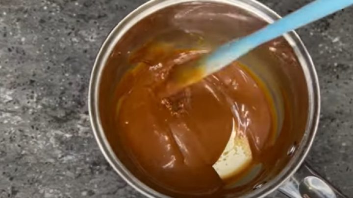 Domácí Snickers s karamelem a arašídy